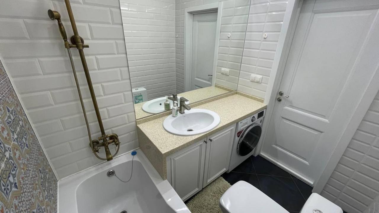 ErNaz Plus Apartments: Sauran-Towers Asztana Kültér fotó